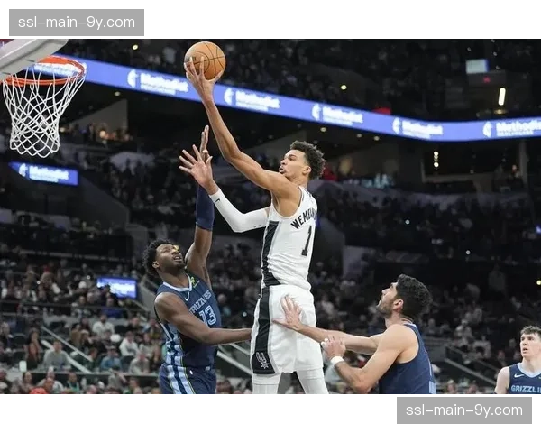 文班亚马攻防竭尽全力仍遭绝杀，愤然离场展现求胜欲望