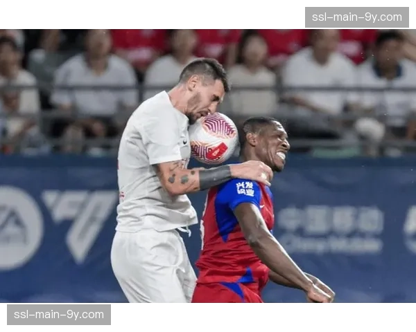 镜头：梅州客家门将快速手抛球，发起一次跨越半场的转换